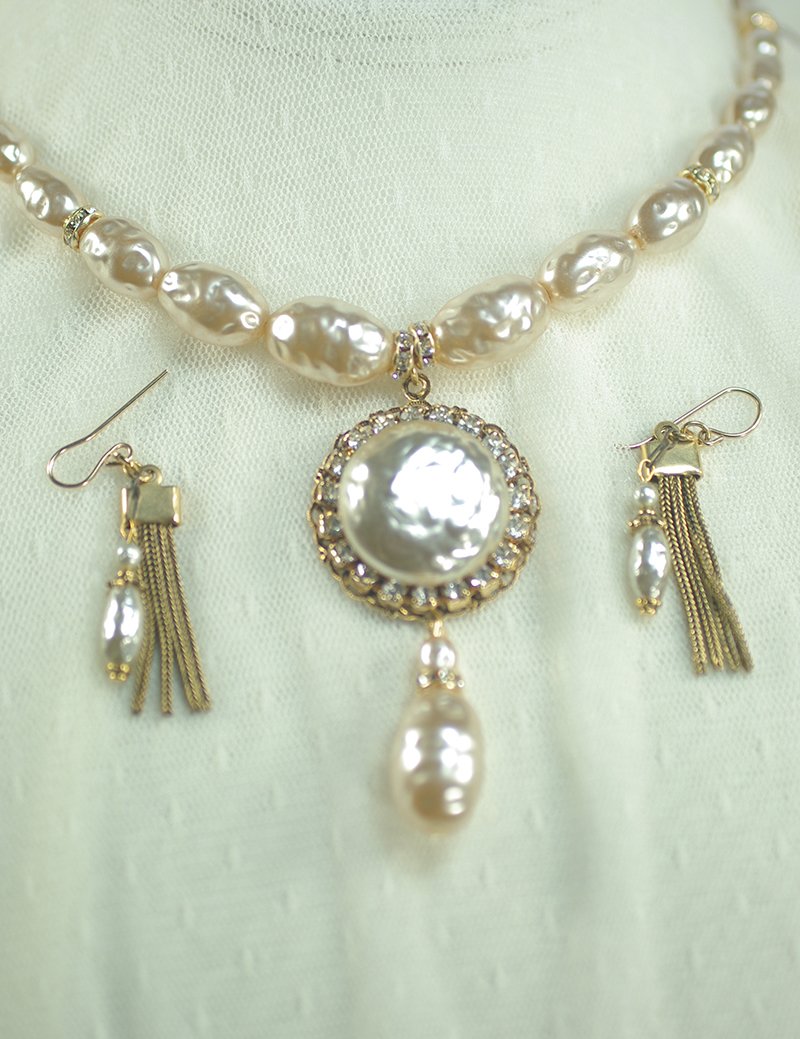 vintagebaroquepearlrhinestonependantnecklaceset.jpg