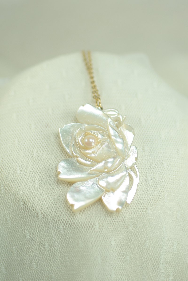 vintagemotherofpearlroseflowerpendantnecklace.jpg